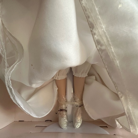 RARE Collectible Memories Porcelain Doll A Limited Collector’s Edition Bride Eva - Picture 14 of 17
